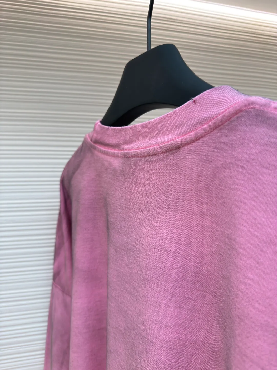 Acne Studios 1966 mud-dyed washed and distressed long sleeves ●Authentic product: purchased and developed by 2419 ●Item number: 1680621-A15 ●Fabric: super soft cotton fabric ●Technology: washed and distressed ●Version: loose fit ●Weight: about 385 grams ●Size: S-M-L-XL ●Description: Made of ultra-soft pure cotton fabric, garment-dyed, washed and distressed, the chest part has a dirty feel, and the lower part shows a gradient effect. The neckline is slightly frayed to better fit the overall tone. The overall line is straight and delicate, the fabric is comfortable and soft, and the color is consistent without color difference. It can be matched with the same style to create a fashionable look and control various occasions. Customized accessories, complete with three standards, the same style for men and women!